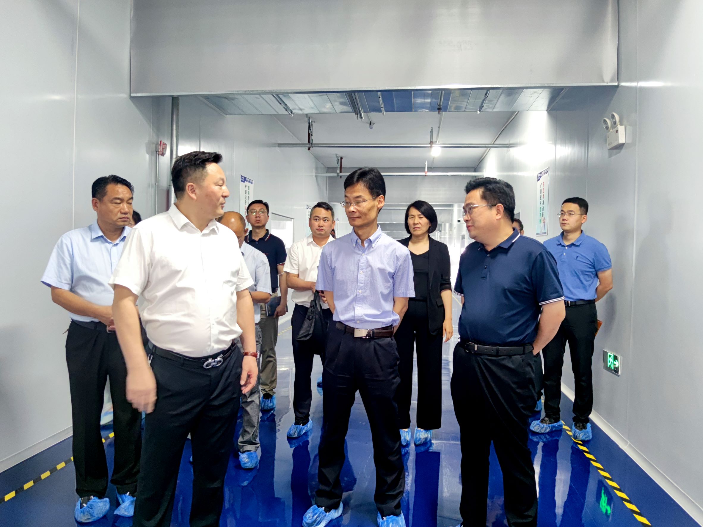 高新区管委会莅临极悦娱乐调研指导 (4)