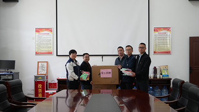 极悦娱乐科技党支部及其他党员们为福利院儿童进行爱心捐赠